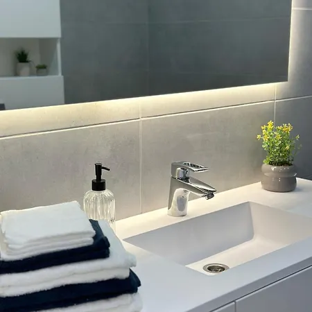 New Business-class In Center Apartment *